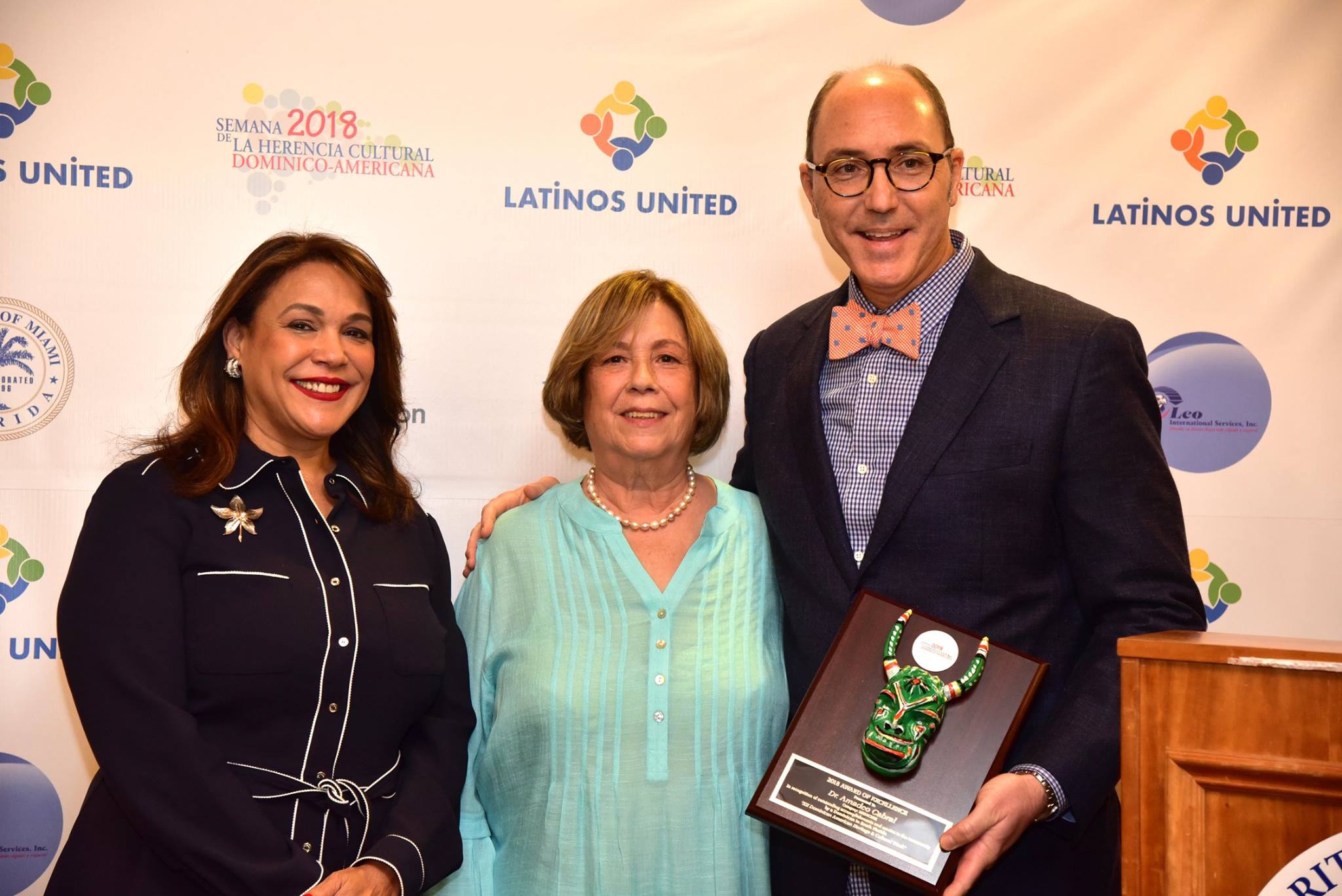 El cirujano onc&oacute;logo Dr. Amadeo Cabral al centro, recibe su reconocimiento de manos de de la vicec&oacute;nsul Solangel Santana (izq.) y de la Dra. Amada Vargas, directora ejecutiva de Latinos Unidos.