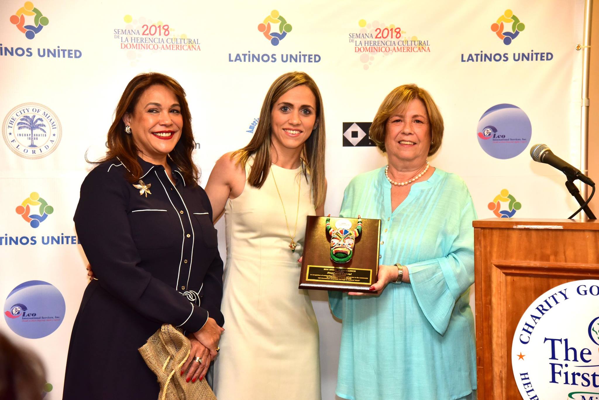 La empresaria Stephanie Cabral de Cabral Group al centro, recibe su reconocimiento de manos de de la vicecónsul Solangel Santana (izq.) y de la Dra. Amada Vargas, directora ejecutiva de Latinos Unidos.